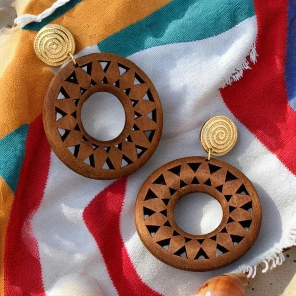 🆕️Boho Chic Wooden Hollow Dangle Earrings – Retro Flower Power Style 🌿🎉 - Picture 1 of 9